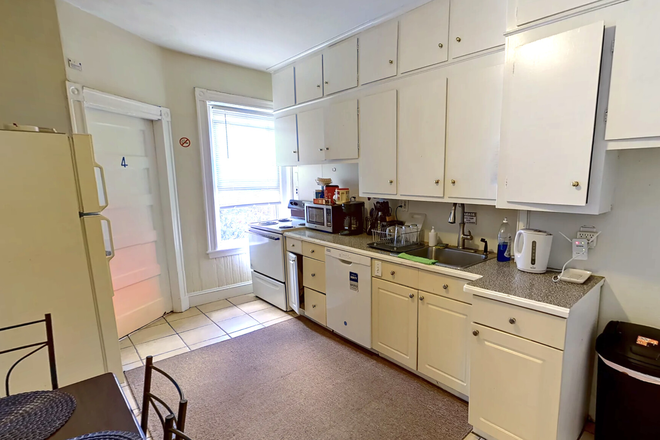 Kitchen - Spacious 4 Bed in Brookline Near BU | Heat and Hot Water Included