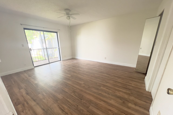 Bedroom with desk and bed - Townhome near NSU