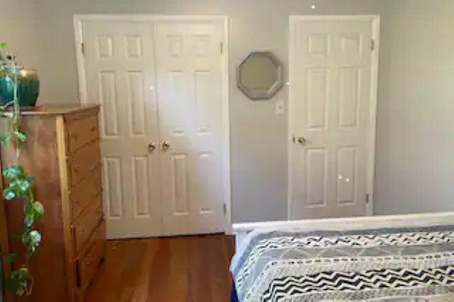 Bedroom - Cheerful 1-bedroom w/free parking on-premises close to UMD campus House