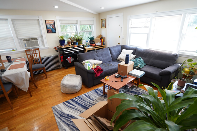 1 - SEPT 2025-Sweet Cambridge 4 bed, 2 bath, w/ office & Parking! No Fee! Apartments