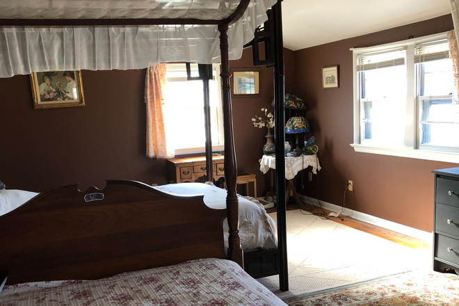 Available bedroom - Furnished room-Race St-Princeton House