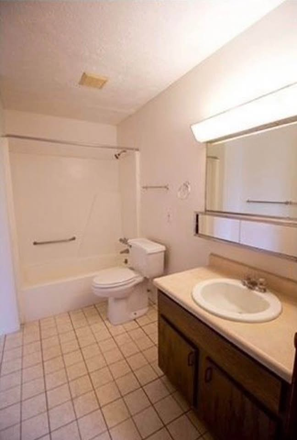 Toilet - Apartment Close to Campus