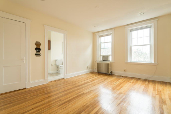 . - BRIGHTON STUDIO – HEAT & HOT WATER INCLUDED, AVAIL 8/3/2026!! NO BROKER FEE! Apartments