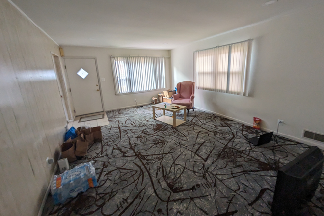 Living room - 5B/2B, Walking dist., 200yd.to UMD, Off ST. Parking, UMD bus, fenced yard ,deck, a/c. gas heat House