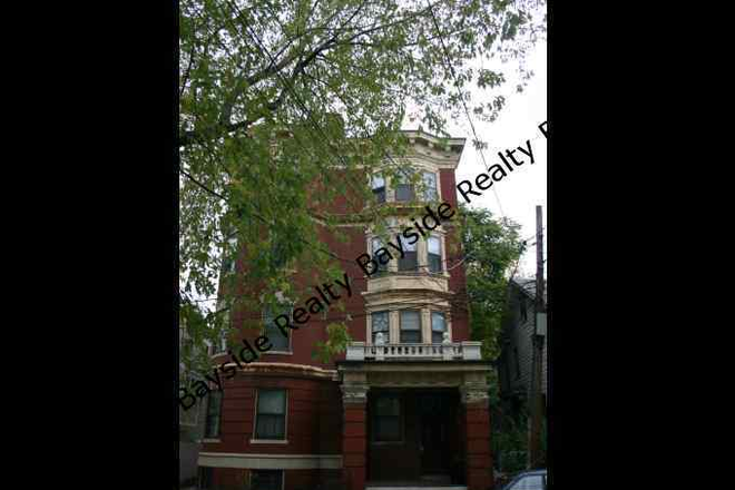 front - Fantastic location! top floor, studio  heated, laundry Apartments