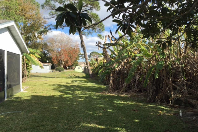 Backyard - 3 Rooms Available including one w. Private Bath! Minutes from UCF! House