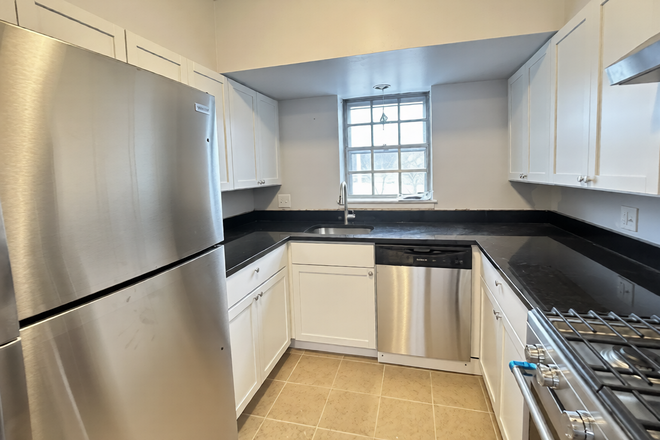 Kitchen - Summer Sublease (Lakeshore Rd) Apartments