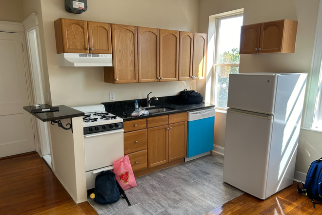 - - No Broker Fee!! Close to Campus! Heat & Hotwater Incld, Laundry in Building. Available 6/1