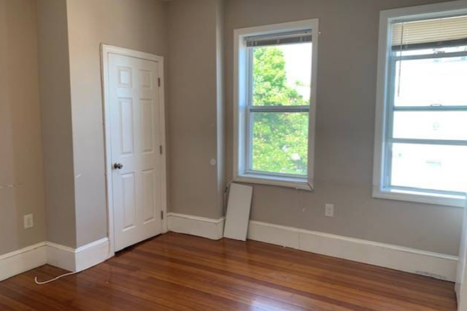1 - SEPT 2026 - Comfortable East Boston 4 Bed / 1 Bath, Student OK, Cats/Small Dogs OK, No Broker Fees! Apartments