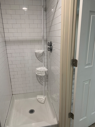 Half stall shower - Hale Rental LLC House