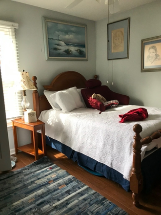 10x11 bedroom w Mounted TV - 1-Bedroom in House for Rent - Ideal for Students or Professors