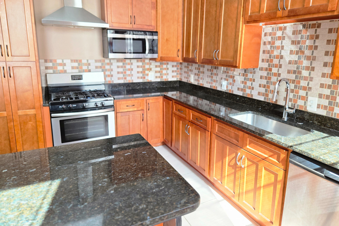 Kitchen - 3 Bedroom Apartment Across From UM
