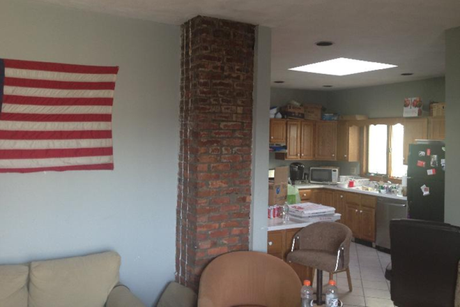 . - Top Floor 4 Bed, Huge Living Room, Laundry in Building