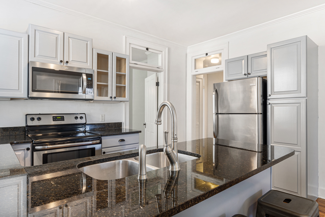 Kitchen - Downtown 3 Bed/2 Bath - June 1 Apartments