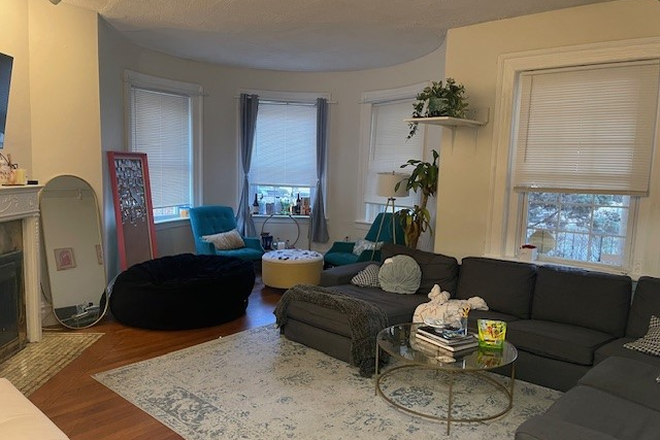 LIVING - LOCATION! RECENTLY UPDATED 3 BED WITH HOT WATER INCLUDED! 9/1/25! Apartments