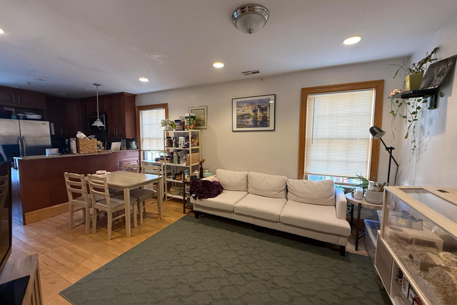 Living Room - Charming house with balcony near campus
