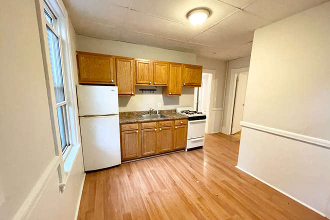 Kitchen - Convenient Mission Hill 3 Bed | Laundry in Building | Eat in Kitchen