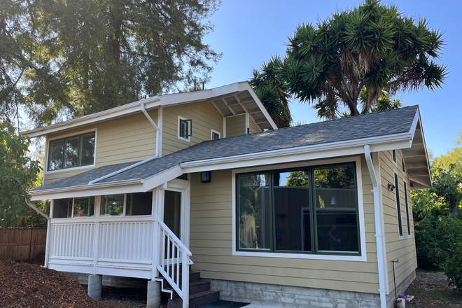 House under redwood canopy for shade - Ample yard and quiet near Rockridge BART House
