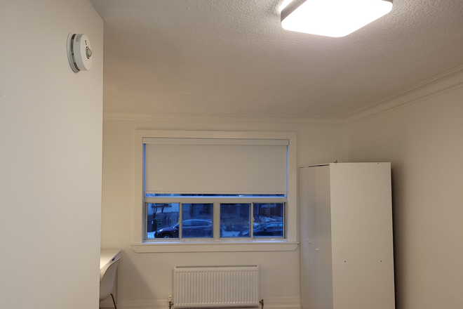 large bedroom - Share 4 Bedroom  with 3 other Students, close to Campus