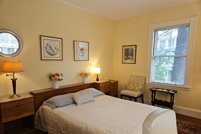 Queen's Room - Quiet Beautiful Furnished Room in Cambridge House