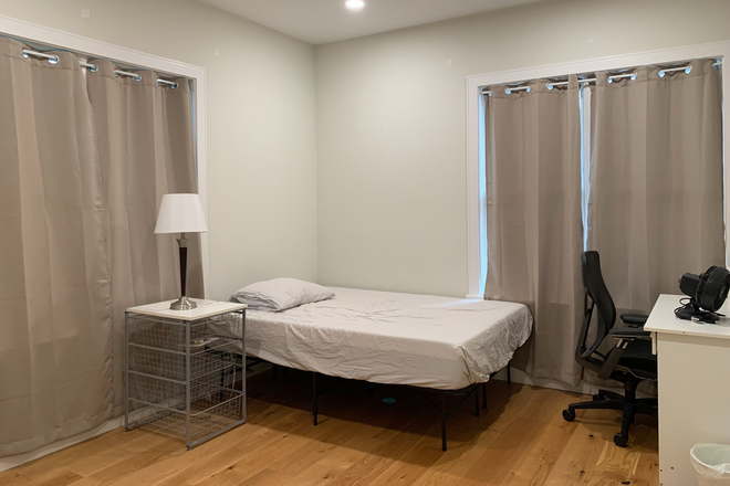 current bedroom - Single Room for Rent in Modern 2 Bed