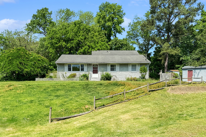 View from street - $2975 / 3br / 2ba / 1200 sqft / AVAILABLE JUNE 2025! House