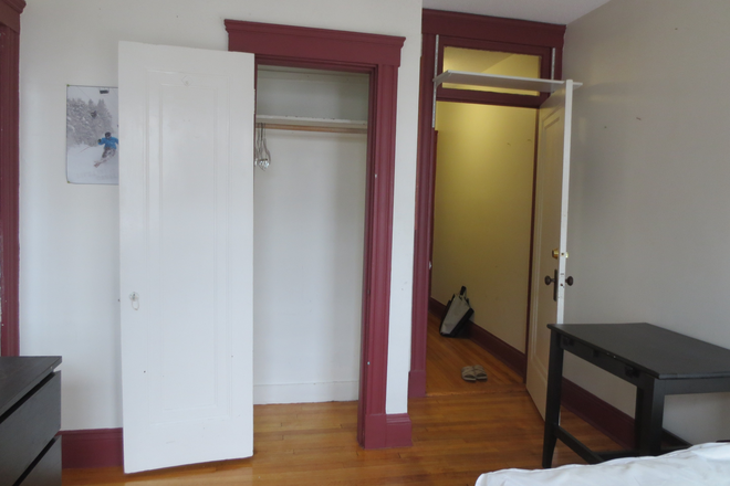big room - So close to BU you can walk, bike, take bus or train to campus