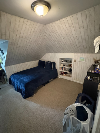 Bedroom - Room for rent over the summer close to Tufts Campus and Davis Square