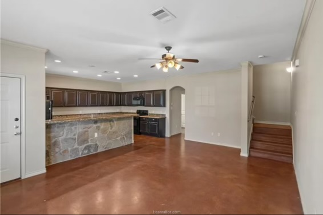 Kitchen/Livingroom - Barracks Spring Sublease (2 rooms available) Townhome