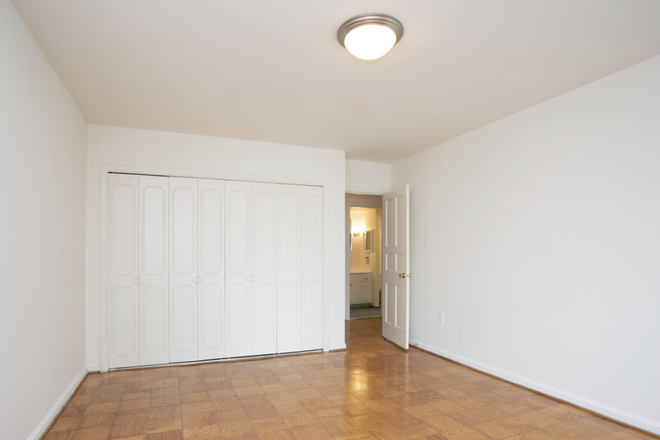 Personal Bedroom - London Normandy House