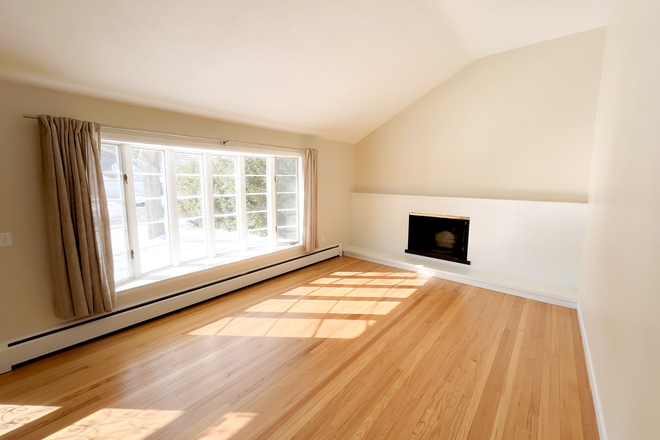 main floor living room - 3 bedroom +2.5 bath home available for rent - 4 minutes from John Dempsey Hospital