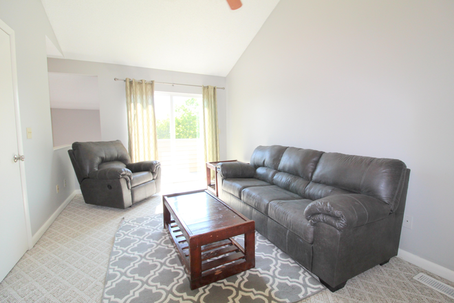 upstairs living room - Camden Townes - 4 Bedroom Home Available! Close to JMU! - 1339 Bradley Drive