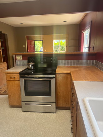 Kitchen - Lovely, Artistic 2 BD/2BA House in the Laurel  Hill Valley and Close to U of O!