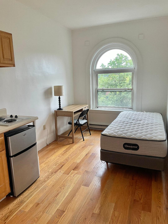 STUDIO - AVAILABLE  SEPTEMBER 1! FURNISHED STUDIO AT 1061 BEACON STREET, BROOKLINE  WITH NO BROKER FEE