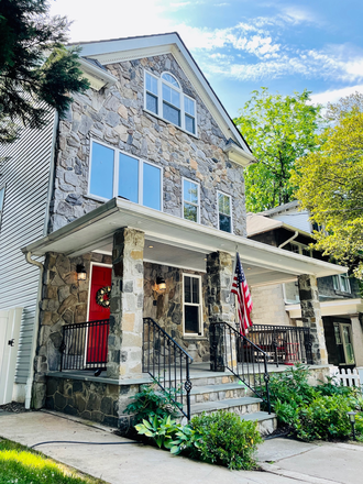 Front - LARGE 5 BEDROOM 6.5 BATH HOUSE WITH YARD