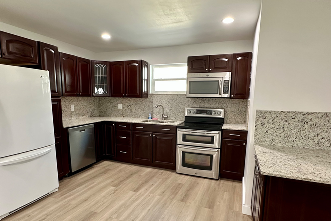 Kitchen - 🎓 FIU Students & Faculty — This One is Rare! House