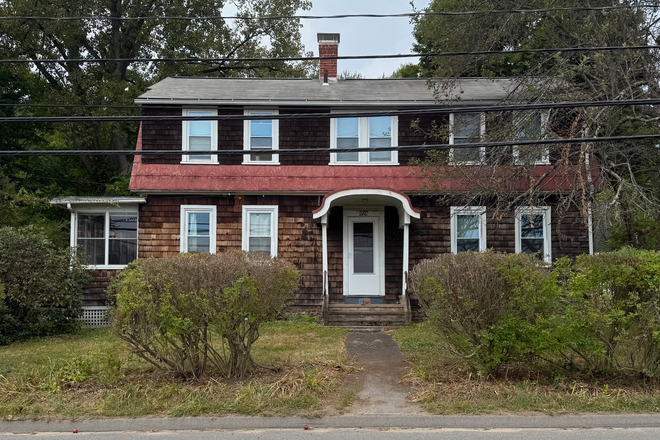 Outside street view - SPRING 26 SUBLET AVAILABLE! Fully furnished 4 minute drive to campus!