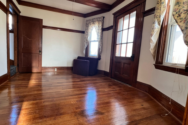 Call NOW for showings! 617-236-8600 - HIGH ST - 2 LVL TOP FLR 6BR BY TUFTS AVAIL *6/1/2027* W/ IN UNIT W/D, 1.5 BATHS, PRKNG INC, EIK, DW Apartments