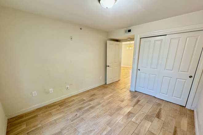 Bedroom #2 - 4 Bed 2 Bath Single Family! Great Grad Housing Off-Campus!! House
