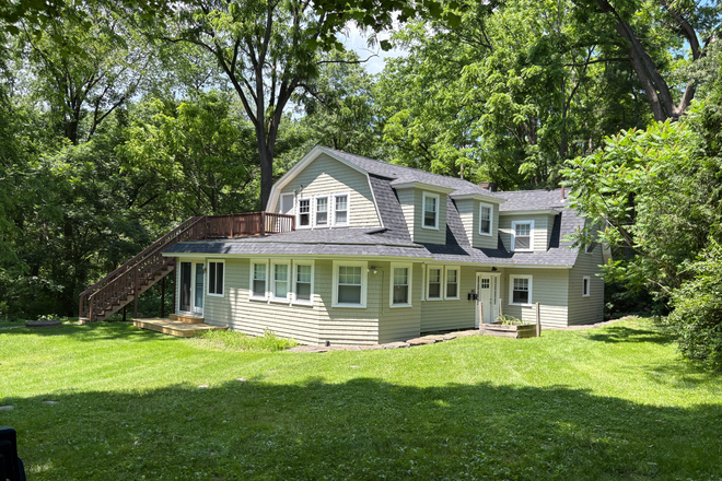 Exterior - 2nd up stairs 1st unit base floor - 2 Units  - 6 bedrooms total - for rent at 140 Sunset Ave - Walk to Campus