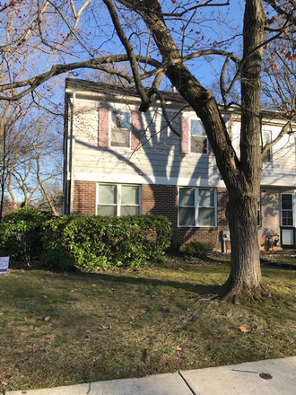 House - Charming Townhouse in quiet neighborhood in need of roommates
