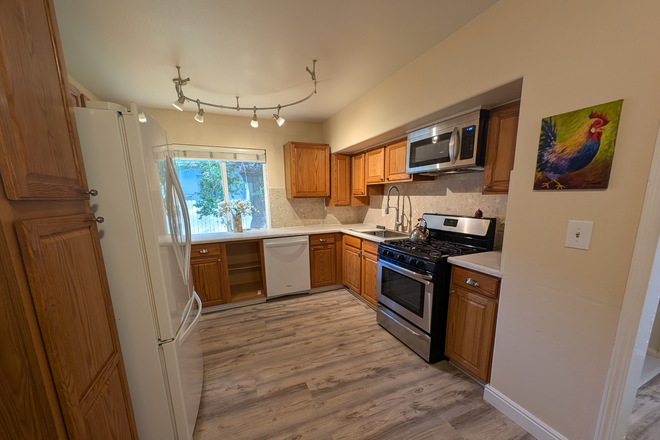 Large kitchen plenty of counter space and storage. Big refridgerator. Great for cooking! - REMODELED 3 BD/ 1BATH HOUSE 1800 ft with LARGE FENCED back YARD  WALK TO REGIS!  AC works Great!