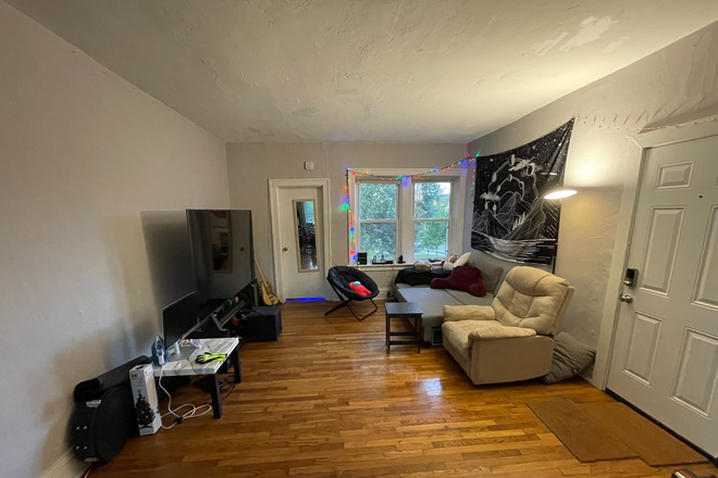 Living Room - Off Campus Loop-Area Housing Apartments