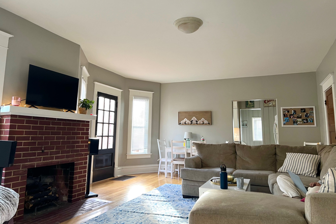 Living Room - Private Bedroom in a lovely house on the hill
