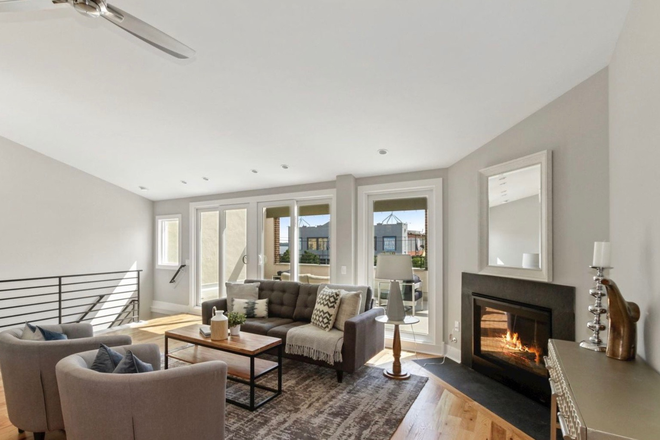 Living area - Riverview Townhome w/2 Car Garage