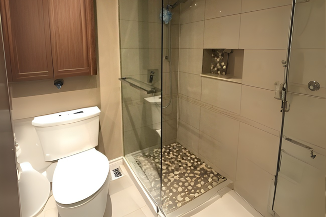 Shared Bathroom - Private room for female in a shared townhouse at Gulleden Drive, Mississauga! Utilities included