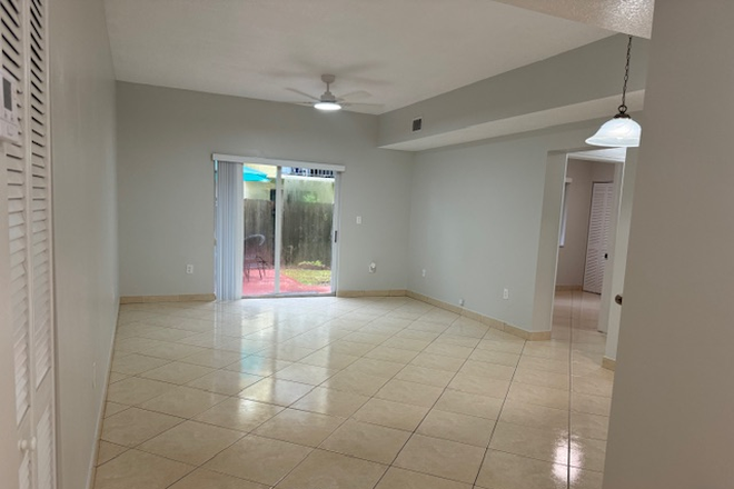 Living room - Spacious 3 bedroom condo close to campus