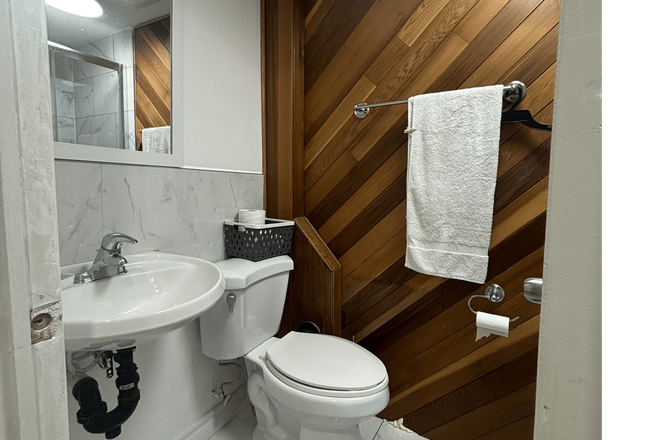Private bathroom - (FOR FEMALE) Private room for rent in a shared townhouse at Wingarden Court
