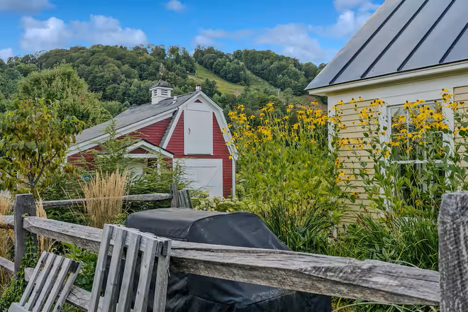 Separate entrance  from main house - Cute Cottage at base of Saskadena 6 ski mountain, walk to Teago Store, close to Woodstock. Apartments