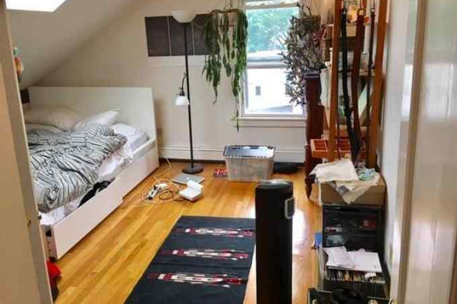 bedroom - top floor, sunny, cozy wood floor, minuets to redline, central sq MIT Apartments